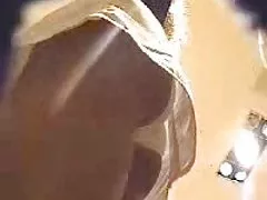 سكرتيرات-فتاة في سن المراهقة في سراويل بيضاء