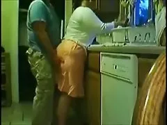 يخدع سو mujer en la cocina