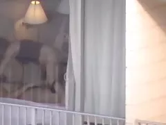 الزوجين بعد المتلصص الجنس من خلال نافذة فندق مرحبا