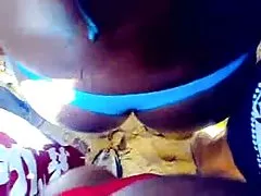 فتاة ثونغ الحصول على تلمس على الشاطئ