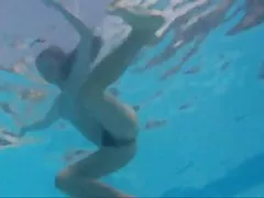 البنات العراة تحت الماء