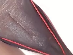 في سراويل داخلية شفافة على الشاطئ