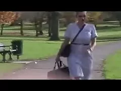 الخطوط الجوية البريطانية مضيفة يظهر الملابس الداخلية لها