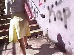 سكرتيرات-فتاة جميلة في تنورة صفراء