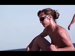 شاطئ عراة-الأزواج الساخنة--اللعب العامة الساخنة