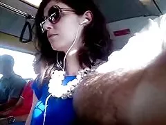 نغ متلمس ولمس الثدي على متن الحافلة