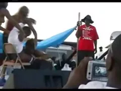 cocksucking يعيش على خشبة المسرح في حفل موسيقى الراب