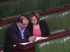وقالت أنها تمس مهبل لها عندما يتحدث مع رجل