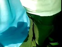 يتلمس منطقة كس لها، وقالت أنها تحب
