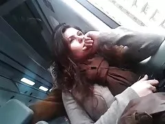 قرنية فتاة في القطار