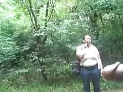 وانكس أسود في الهواء الطلق أمام المرأة
