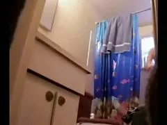 مشاهدة عارية الجسم الكبير لأختي في الغرفة حمام. كاميرا خفية