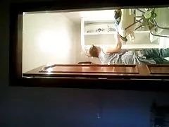 خلع ملابسه الأنظف