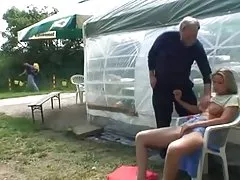 شقراء لطيف ورجل عجوز الداعر في الهواء الطلق