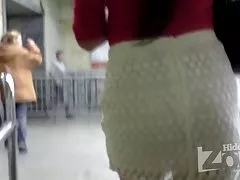 حك فاتنة المدبوغة بالأبيض تنورة.