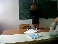 مدرس في مدرسة ثانوية مثير في تنورة قصيرة المتلصص