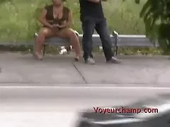 أنجليكا زوجة استعراضية تومض كس في الباص!