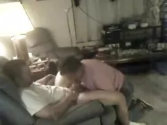 يلهون مع جاره الجدة. الهواة