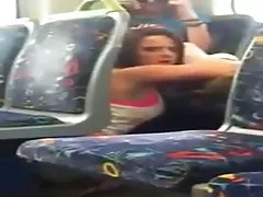 فتاة ضبطت على الهاتف كام الأكل صديق لها القطار