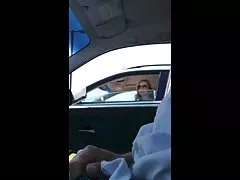 عدد قليل من النساء اتخاذ نظرة سيارة فلاش
