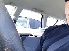 المرأة ردا على بلدي الديك أثناء وميض السيارة