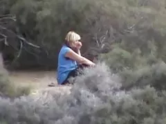 زوجة على الشاطئ يبحث في رجال عراة. أفلام الزوج.
