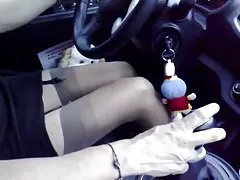 يقود سيارة مع صديق الزوج زوجته انظر ساقه