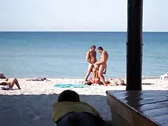 يوم مشمس على الشاطئ