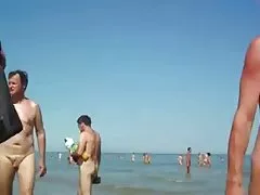المشي على شاطئ عراة حلق