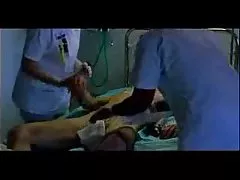 اثنين من الممرضين الحلاقة ديك