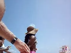 شاطئ عراة سيرا على الأقدام، وتعمل باللمس