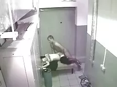 يمارس الجنس في غرفة لوكير
