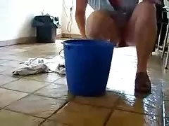 الخادمة تنظيف المنزل مع لا الملابس الداخلية قبل سناهبراندي