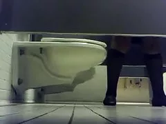 كلية البنات المرحاض جاسوس