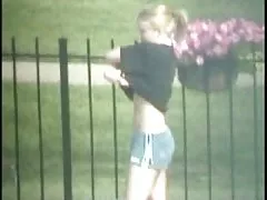النار المتلصص يو hs فتاة بحمام السباحة