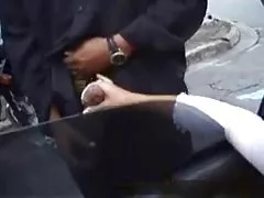 handjob العامة في موقف للسيارات فوييورس