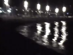 المتلصص هواة زوجين في شاطئ البحر في برشلونة